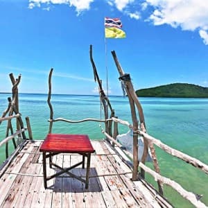 Blick von einem Holzsteg auf das türkisfarbene Meer