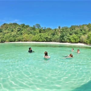 Badende Menschen am Strand von Koh Madsum