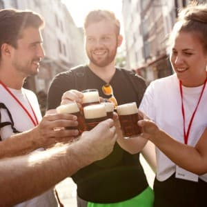 Menschen stoßen mit leckeren Altbieren an