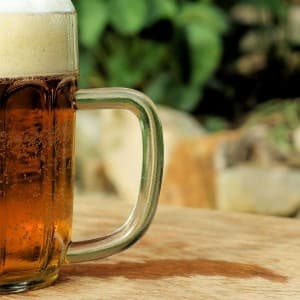 Ein Bierglas befüllt mit Altbier