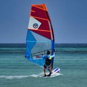 Landausfluggast windsurft vor Aruba