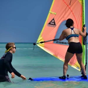 Eine Frau lernt das erste Mal Windsurfen
