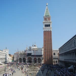 Landausflug in Venedig: Der freistehende Glockenturm Campanile auf dem Markusplatz