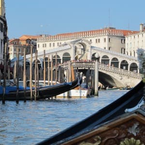 Landausflug in Venedig: Eine herrliche Fahrt mit der Gondel über den Canale Grande