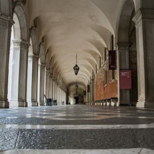 Landausflug in Venedig: Kreuzgang des Dogenpalastes im Gotikstil