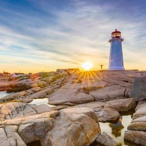 Der Leuchtturm Peggy's Point in Nova Scotia bei Sonnenuntergang