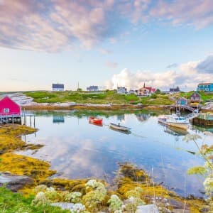 Ein kleiner See umgeben von vereinzelten Häusern in Peggy's Cove