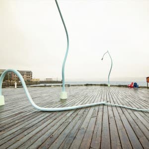 drei außergewöhnlich geformte Straßenlaternen auf der Promenade