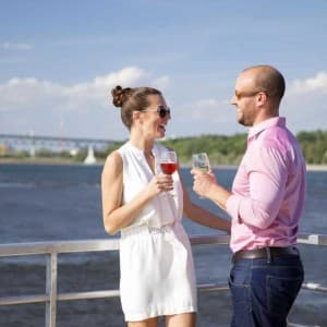 Das Ausflugsboot bietet zwei Bistros