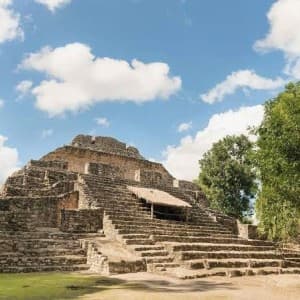 Blick auf einen der Tempel der Ruinenstätte Chacchoben