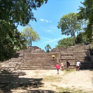 Landausfluggsgäste erkunden die Bauten der Maya-Stätte Chacchoben