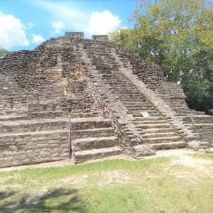 Blick auf einen Tempel der Maya-Stätte Chacchoben