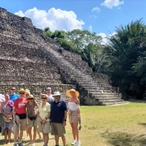 Gruppe an Ausfluggästen steht vor einem der Tempel in Chacchoben