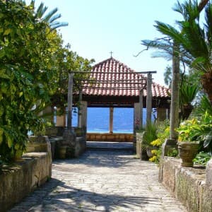 Blick auf den Pavillon des Roten Bergfrieds in den Gärten von Trsteno