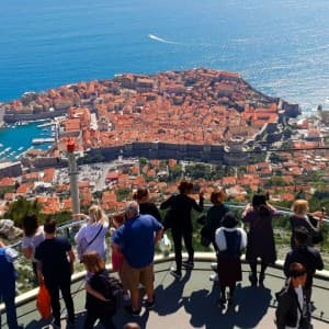 Landausfluggäste genießen die Aussicht über Dubrovnik vom Hausberg Srđ