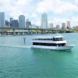 Auf einer Bootstour sehen Landausflüge Miami von einer ganz anderen Seite
