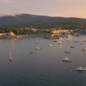 Viele vereinzelte Fischerboot auf den Gewässern vor Bar Harbors Küste