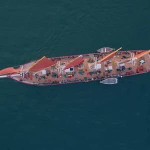 Das geräumige Deck des Segelschiffs