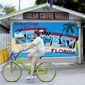 Ein Tourist auf dem Fahrrad in Key West