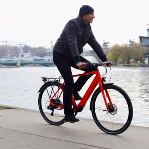Landausflugsgäste fahren entlang der Donau