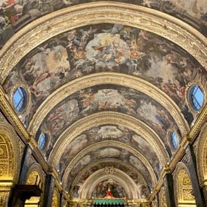 Auch von Innen wird Sie die St. John’s Co-Cathedral verzaubern.jpg
