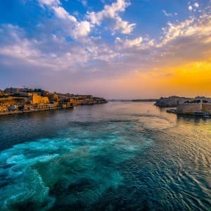 Ein malerischer Sonnenuntergang in Valletta.jpg