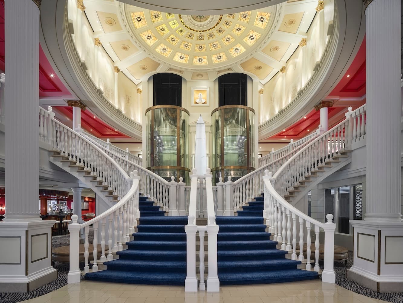 ncl-poa-capitolatrium Das Atrium des Schiffes