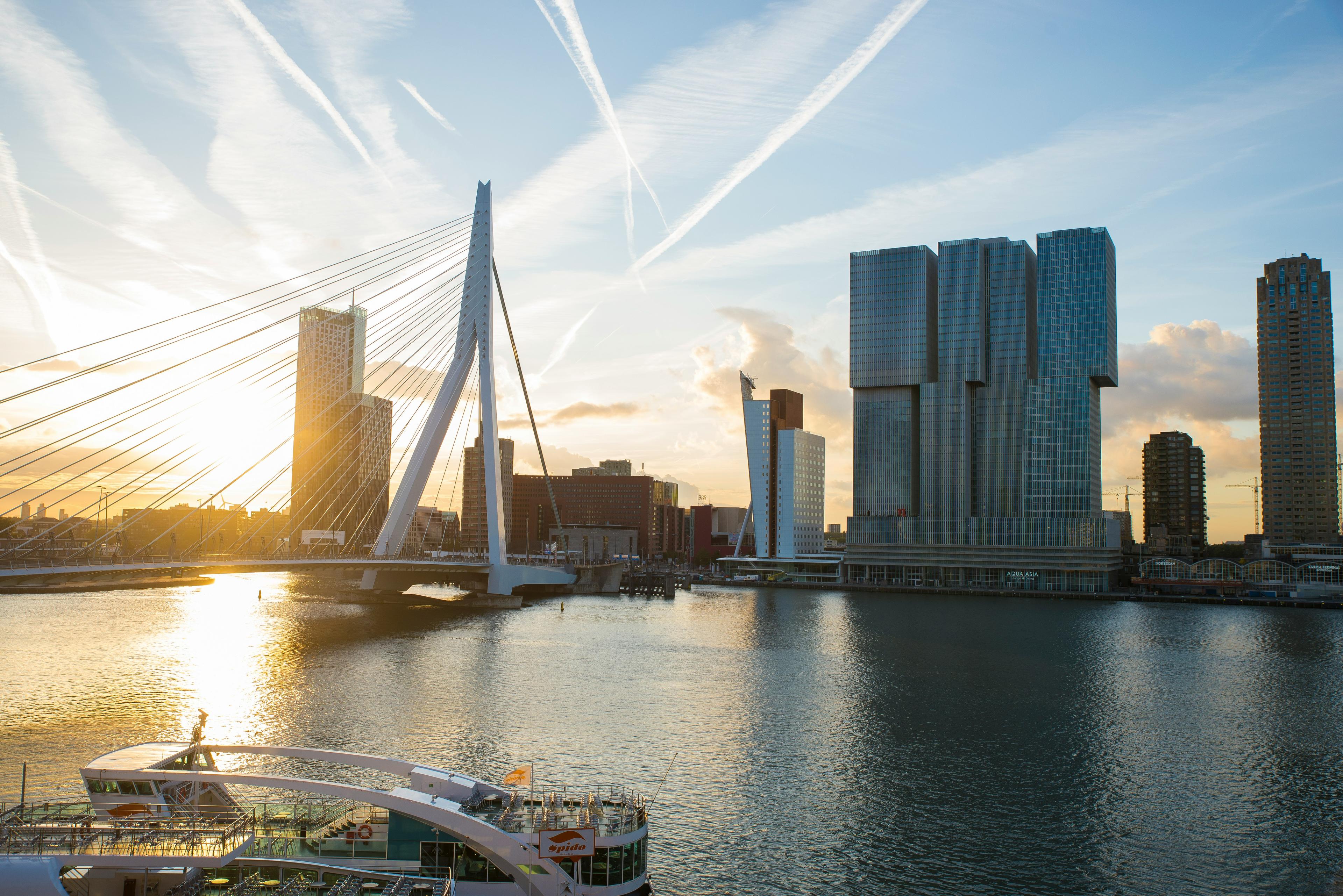 Die Skyline von Rotterdam im Foto von Daniel Agudelo auf Unsplash