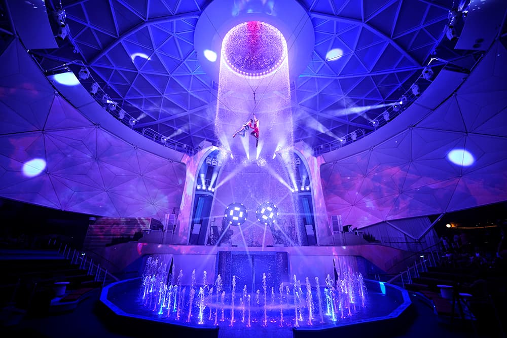 1724180201_1724100505-RCI-IC-20240219-BRAND-RJordan-AquaTheater-AquaAction-22008-RT Der Aquadom auf Royal Caribbean