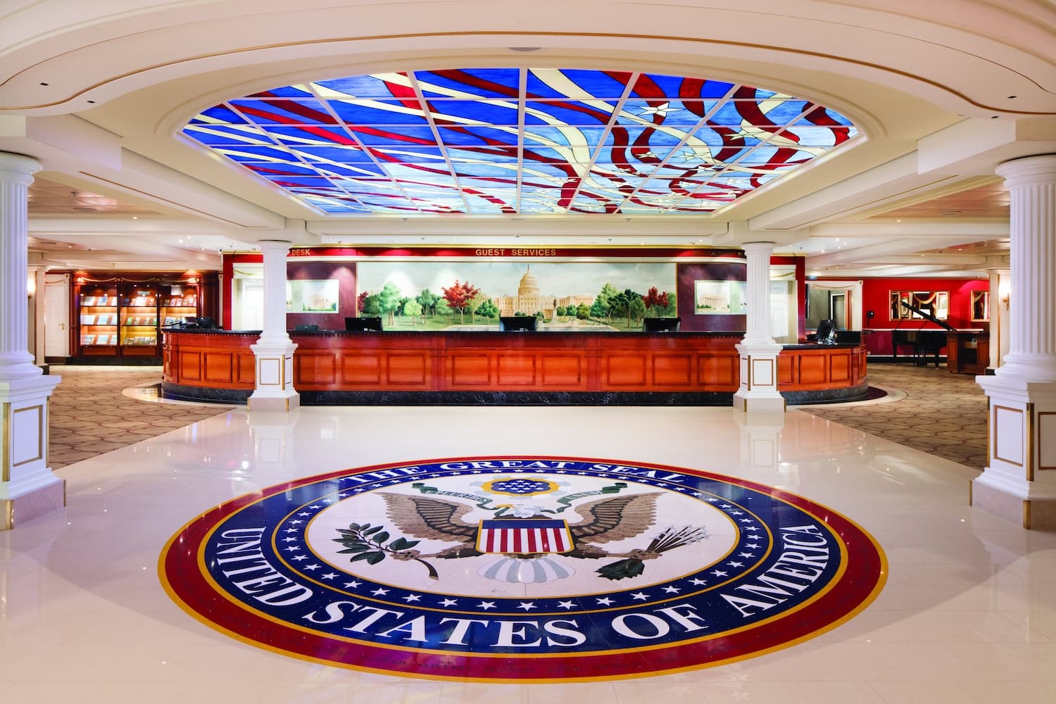 prideofamerica-receptionandguestservices Die Rezeption an Bord
