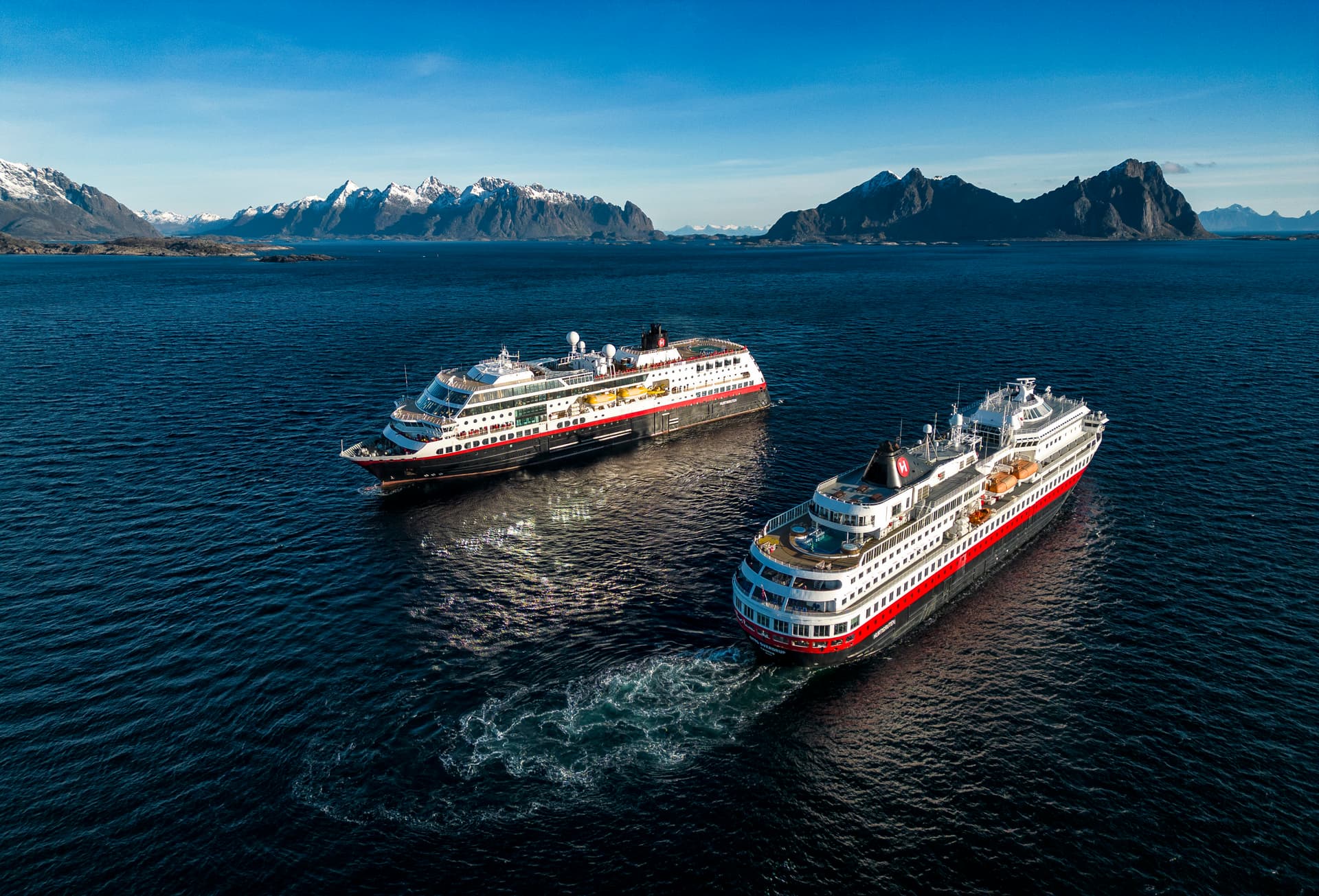 MS Finnmarken and MS Midnatsol crossing on the Norwegian coast Zwei Schiffe von Hurtigsten vor der Norwegischen Küste