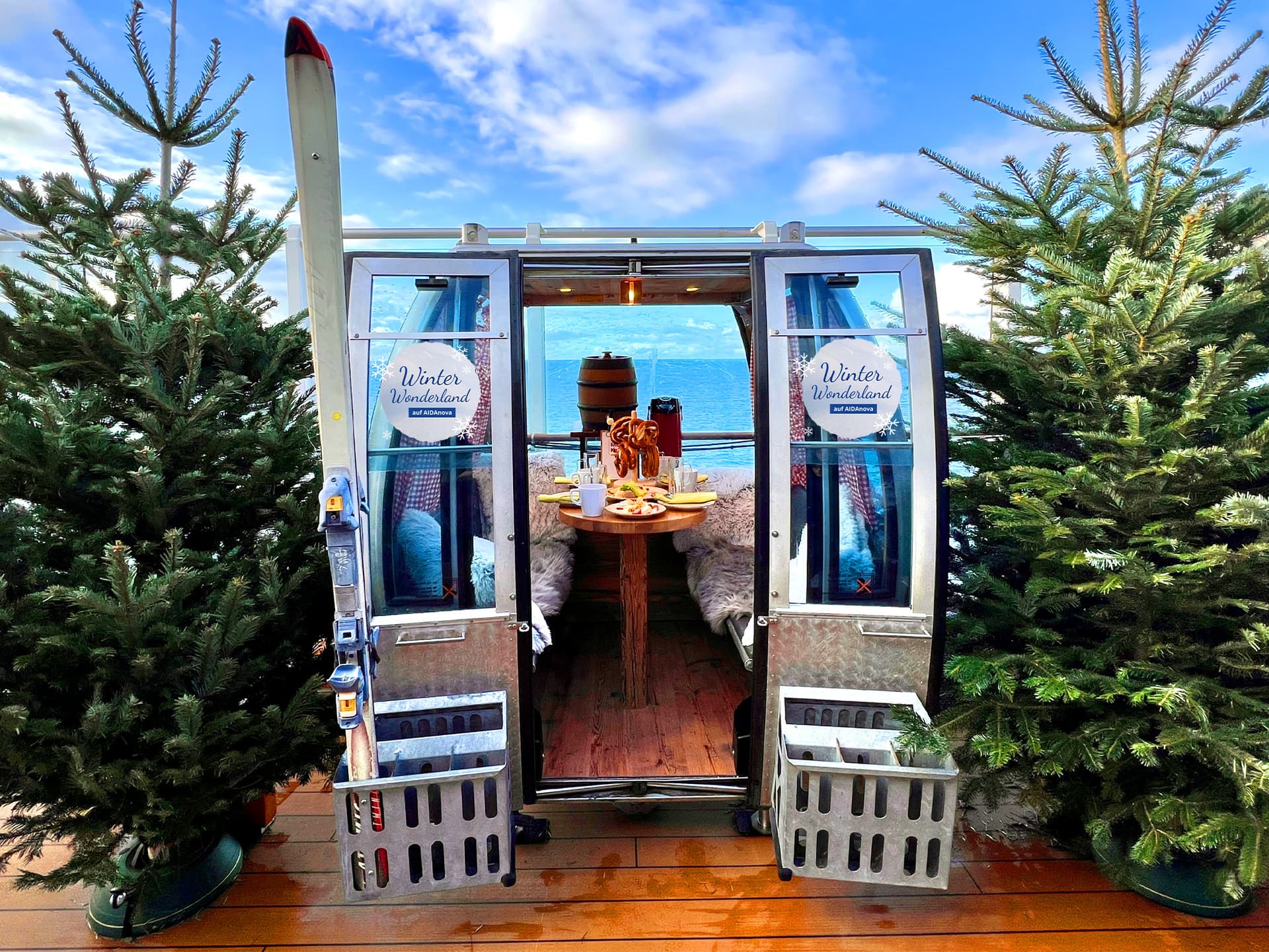 Winterwonderland_Gondeln Eine Lift-Gondel auf dem Deck von AIDAnova