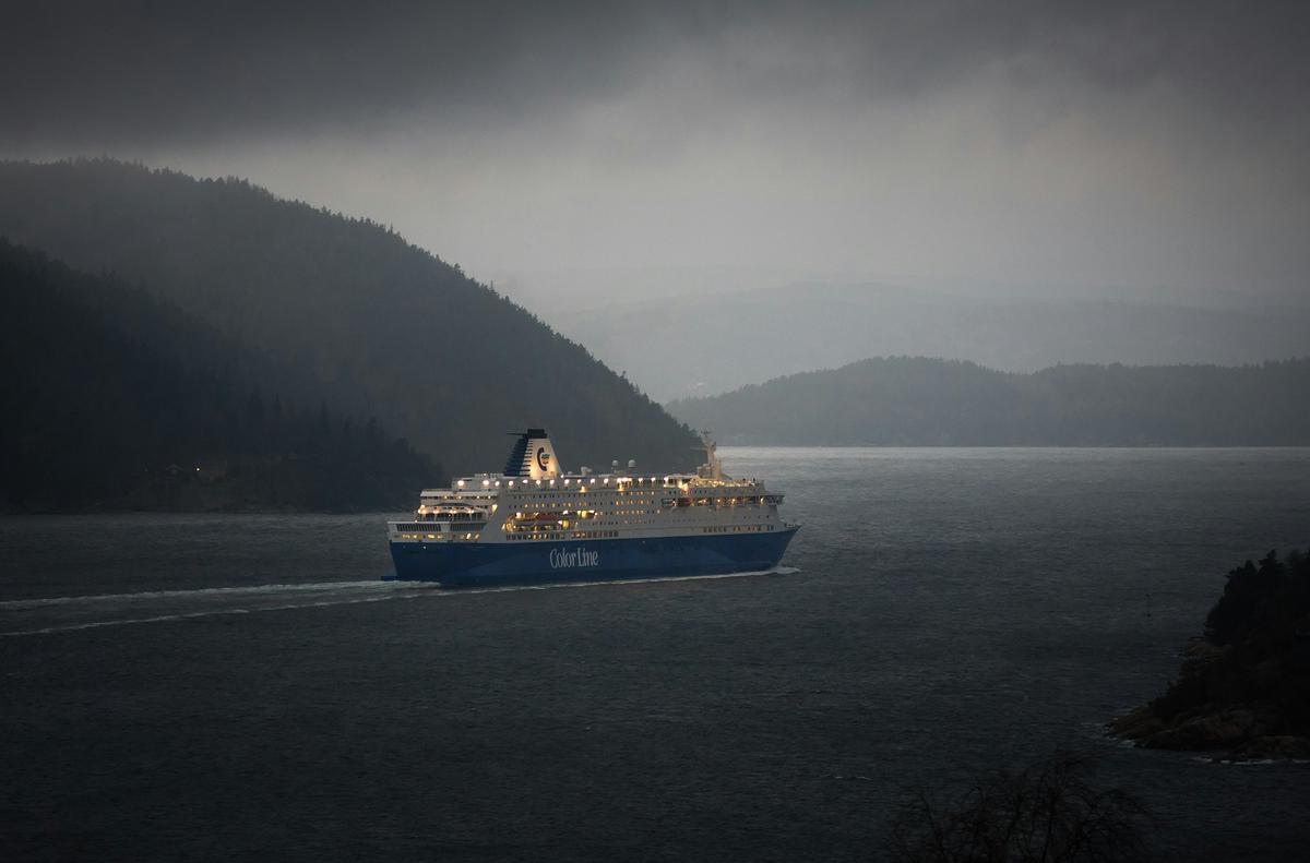 Ein Schiff von Color Line beim auslaufen in Norwegen