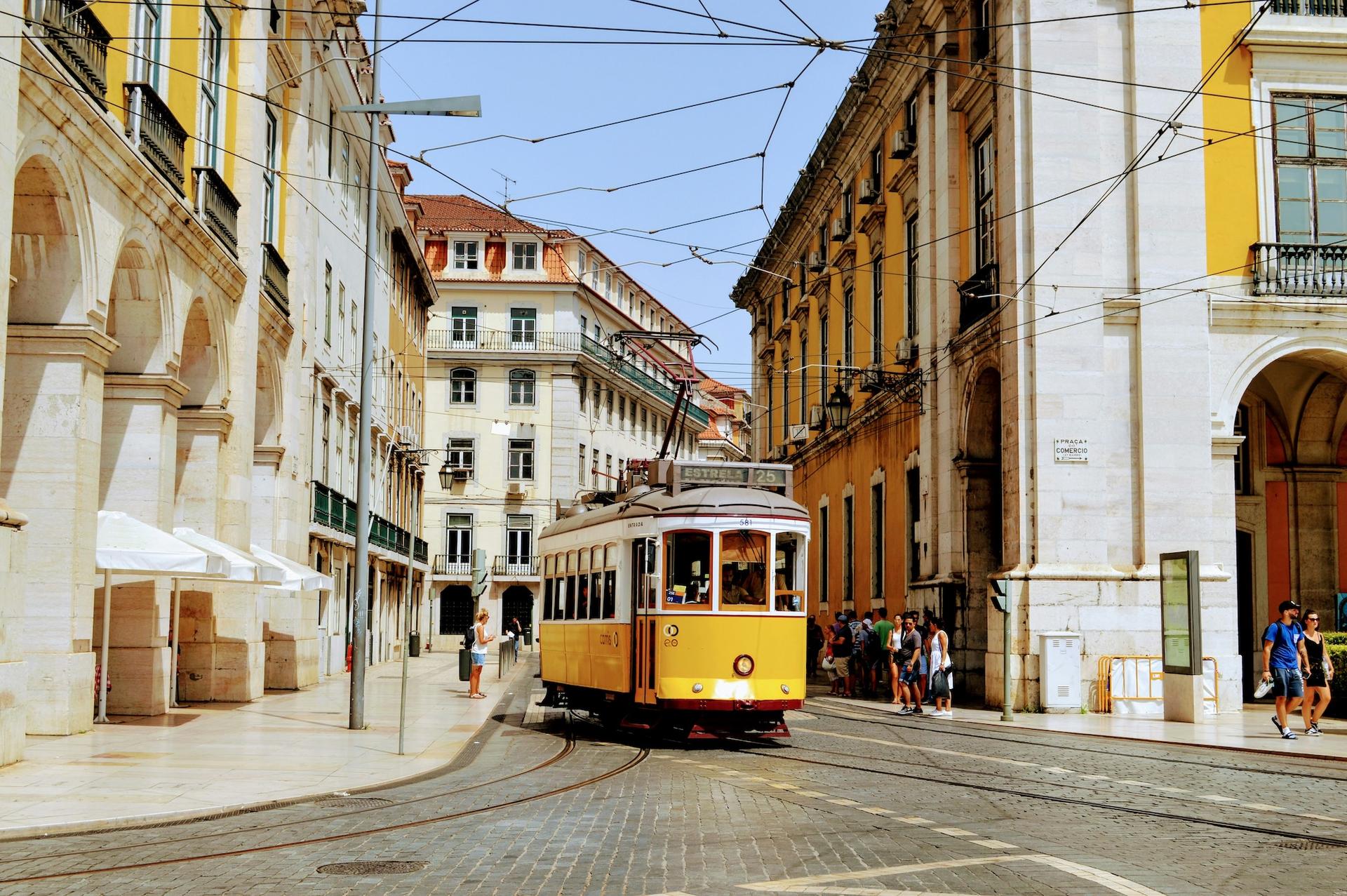 Die ikonische Straßenbahn in Lissabons Hauptstadt Portugal | Bild © Aayush Gupta auf Unsplash