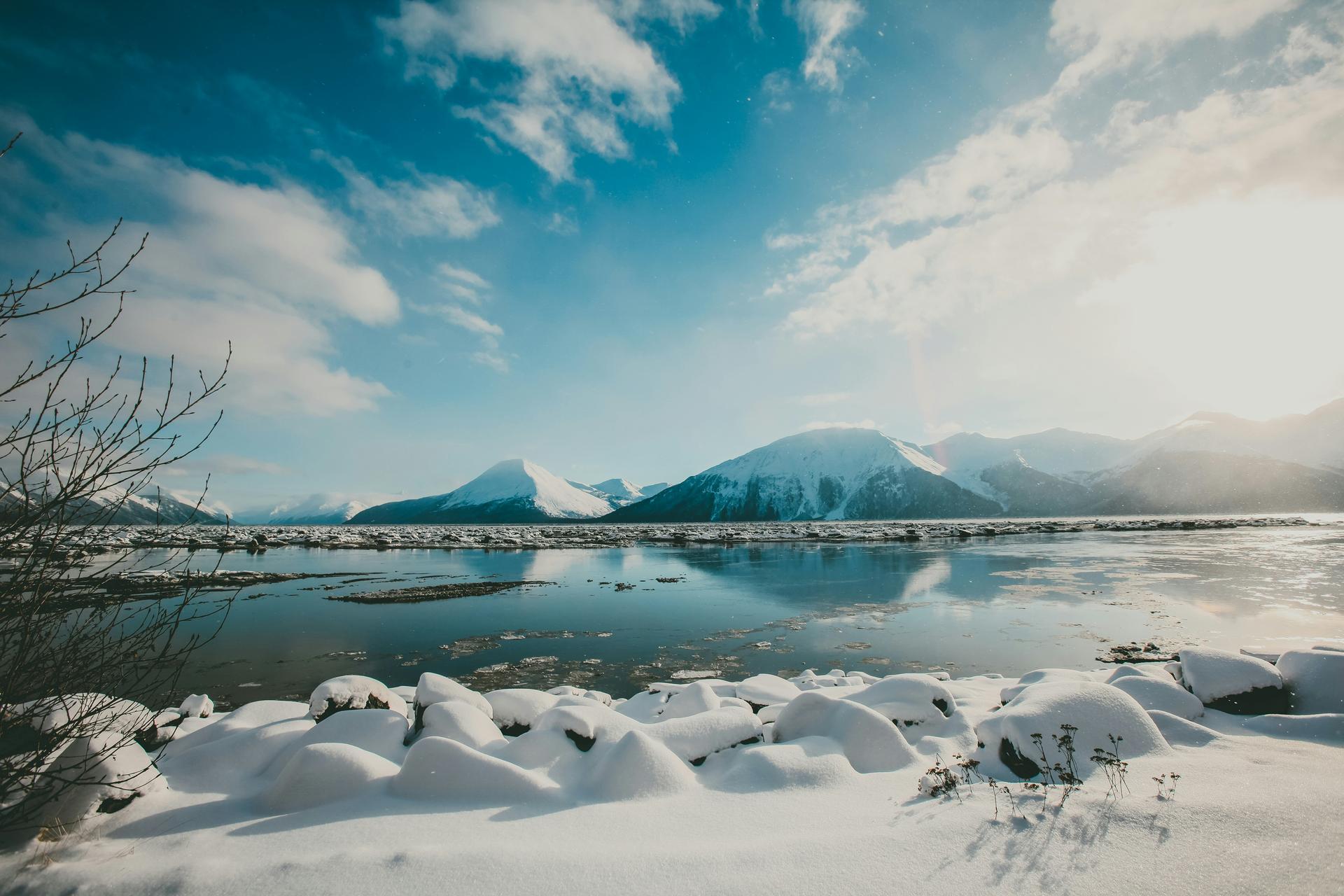 Ein See im Winter in Alaska im Bild von Rod-long via Unsplash