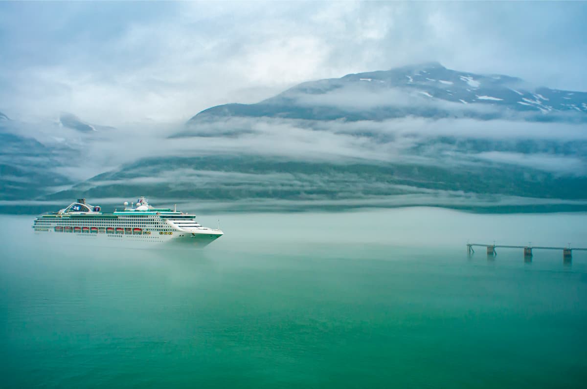 Ein Schiff von Princess Cruises beim Einlaufen in Skagway | Bild © Robert Thiemann auf Unsplash