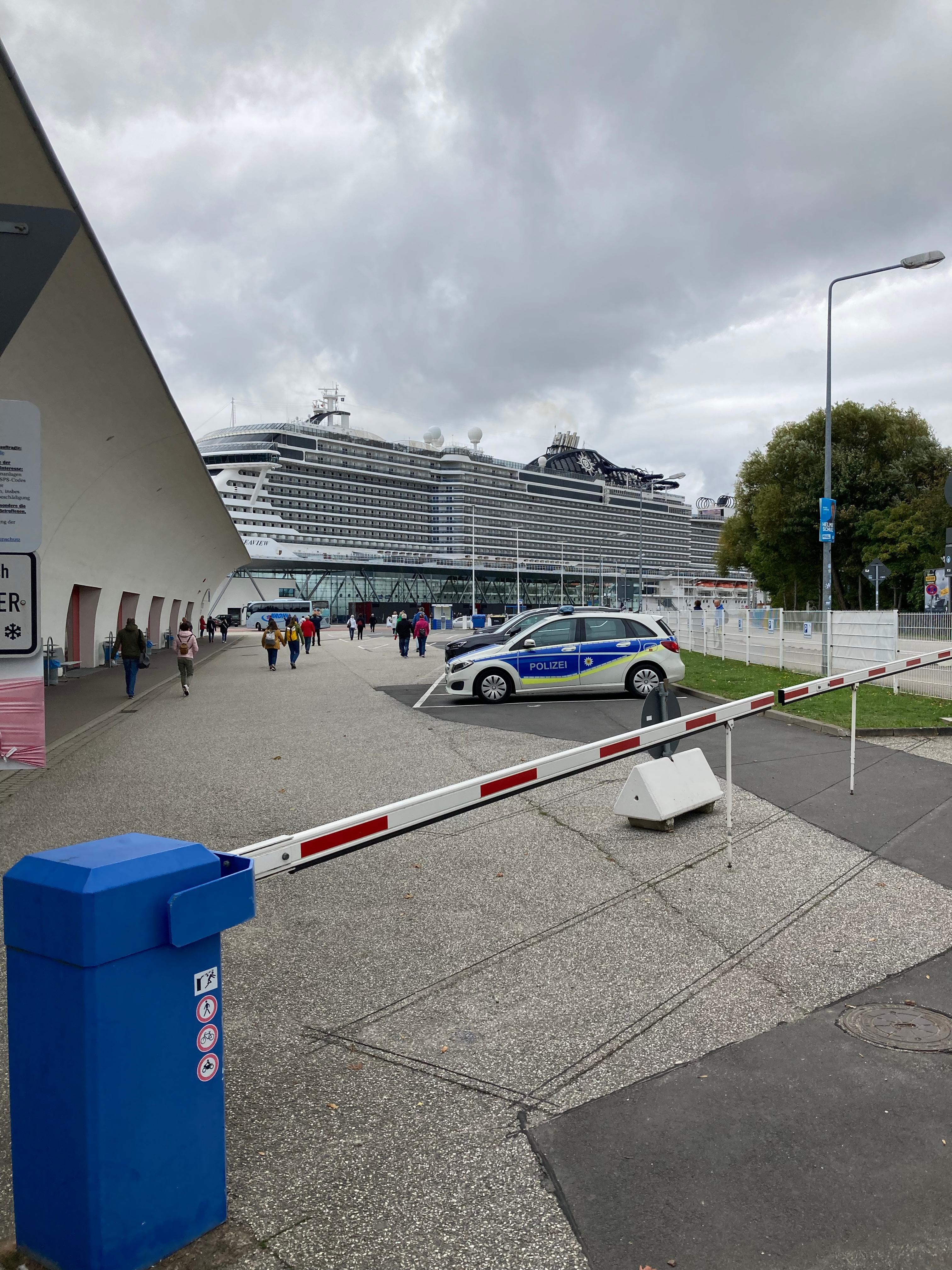 Die MSC Seaview im Hafen von Warnemünde
