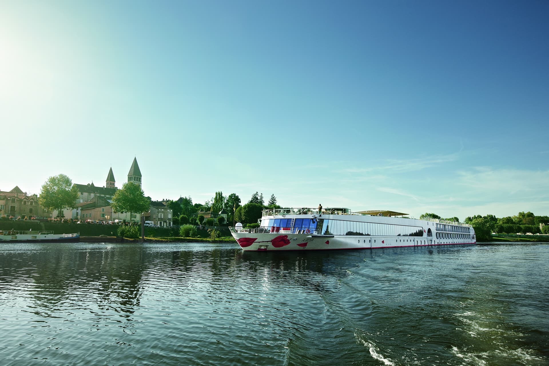SCHIFF_OHNENAMEN_RHÔNE_STE_LUN Ein A-ROSA Schiff auf der Seine