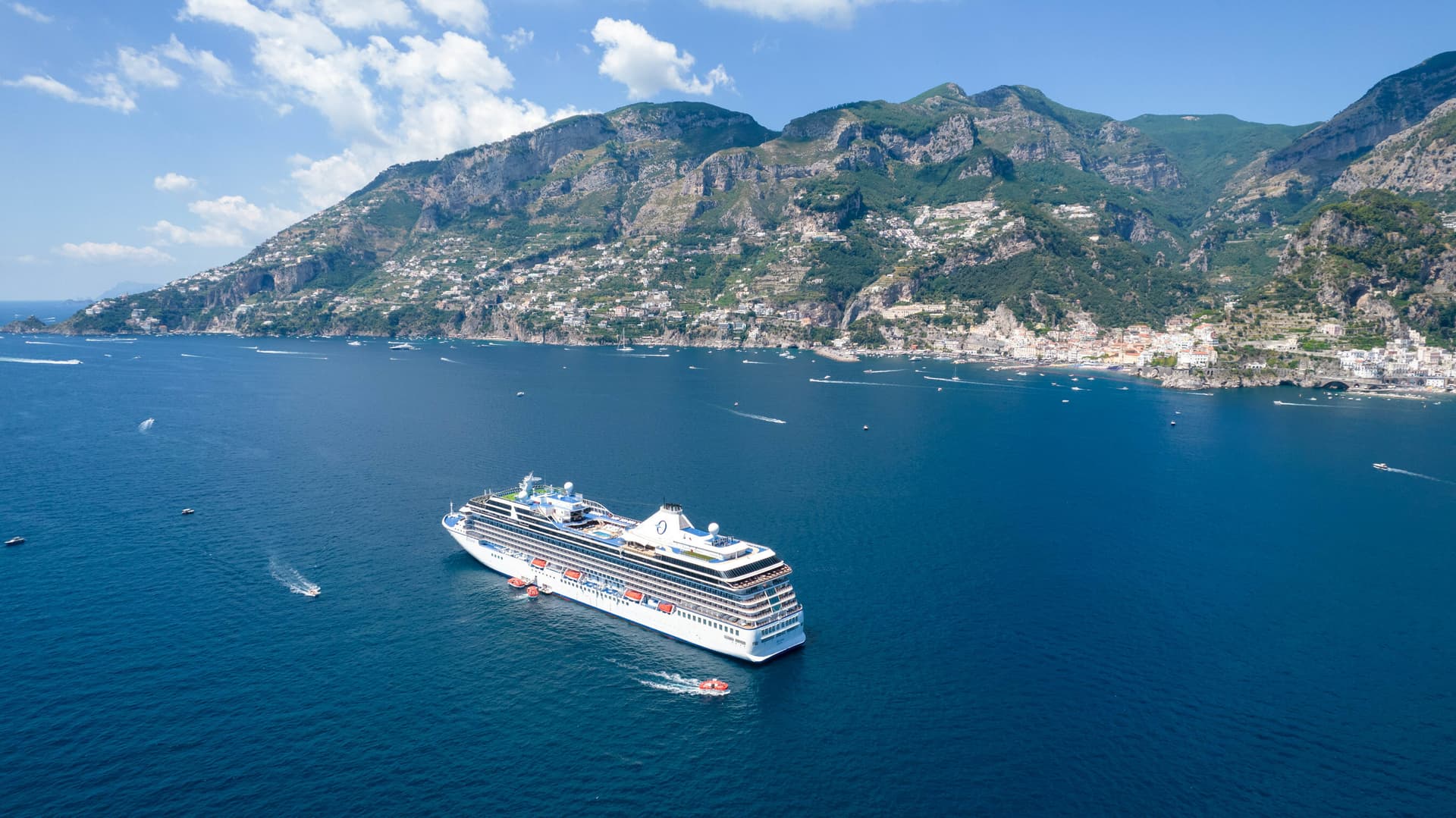 OceaniaCruises_RivieraS Ein Schiff von Oceania Cruises vor der Amalfiküste