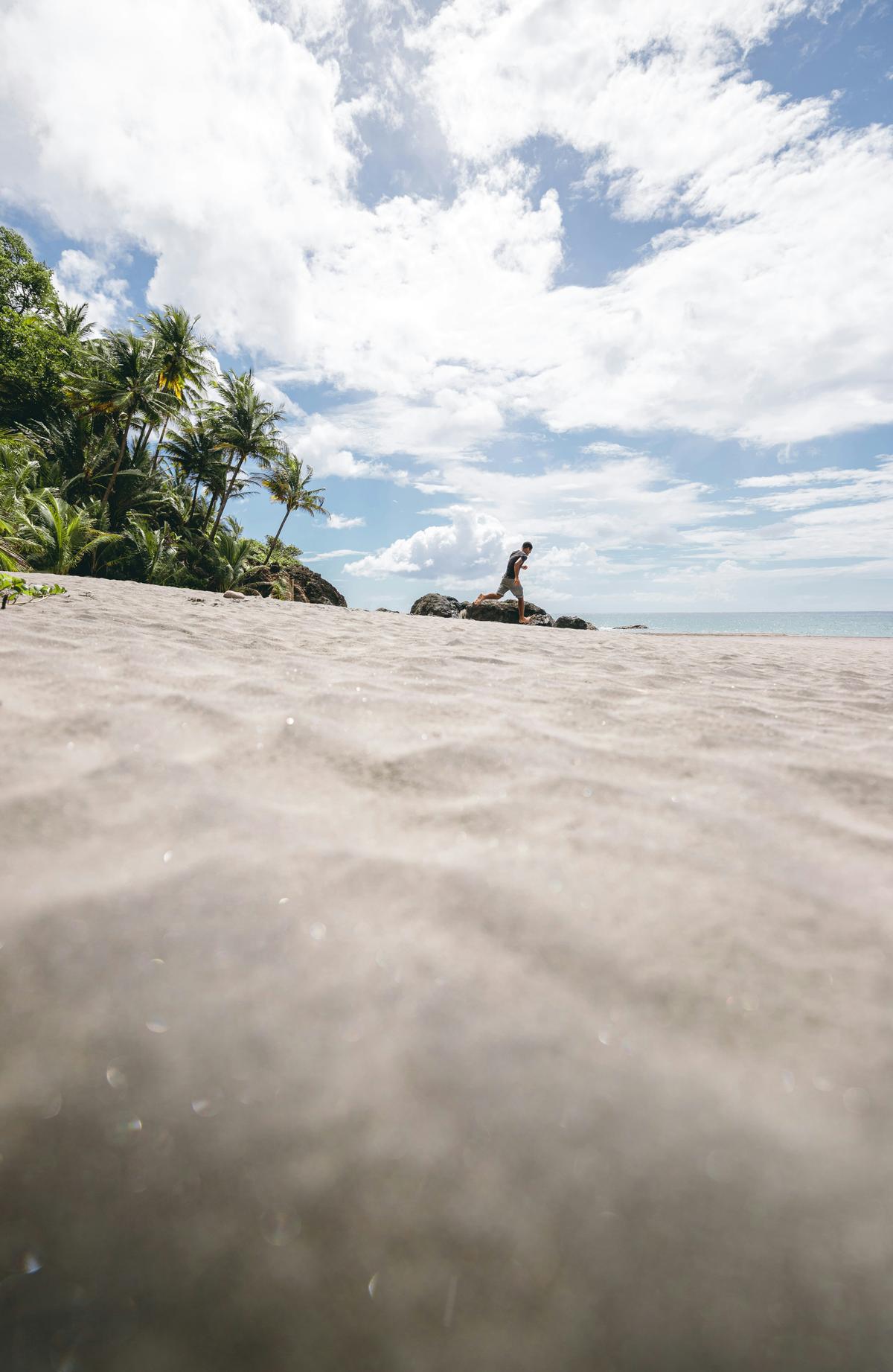 Ein Mann am Strand auf Martinique