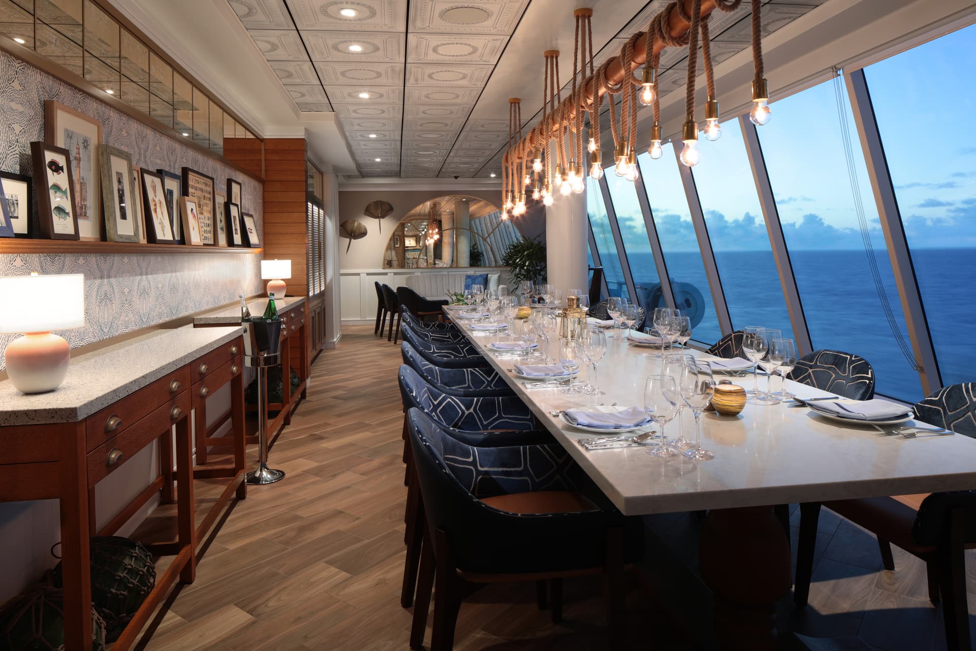 1708101257_RCI-IC-202401-PR-MVerdure-HookedSeafood3R Ein Restaurant auf Royal Caribbean
