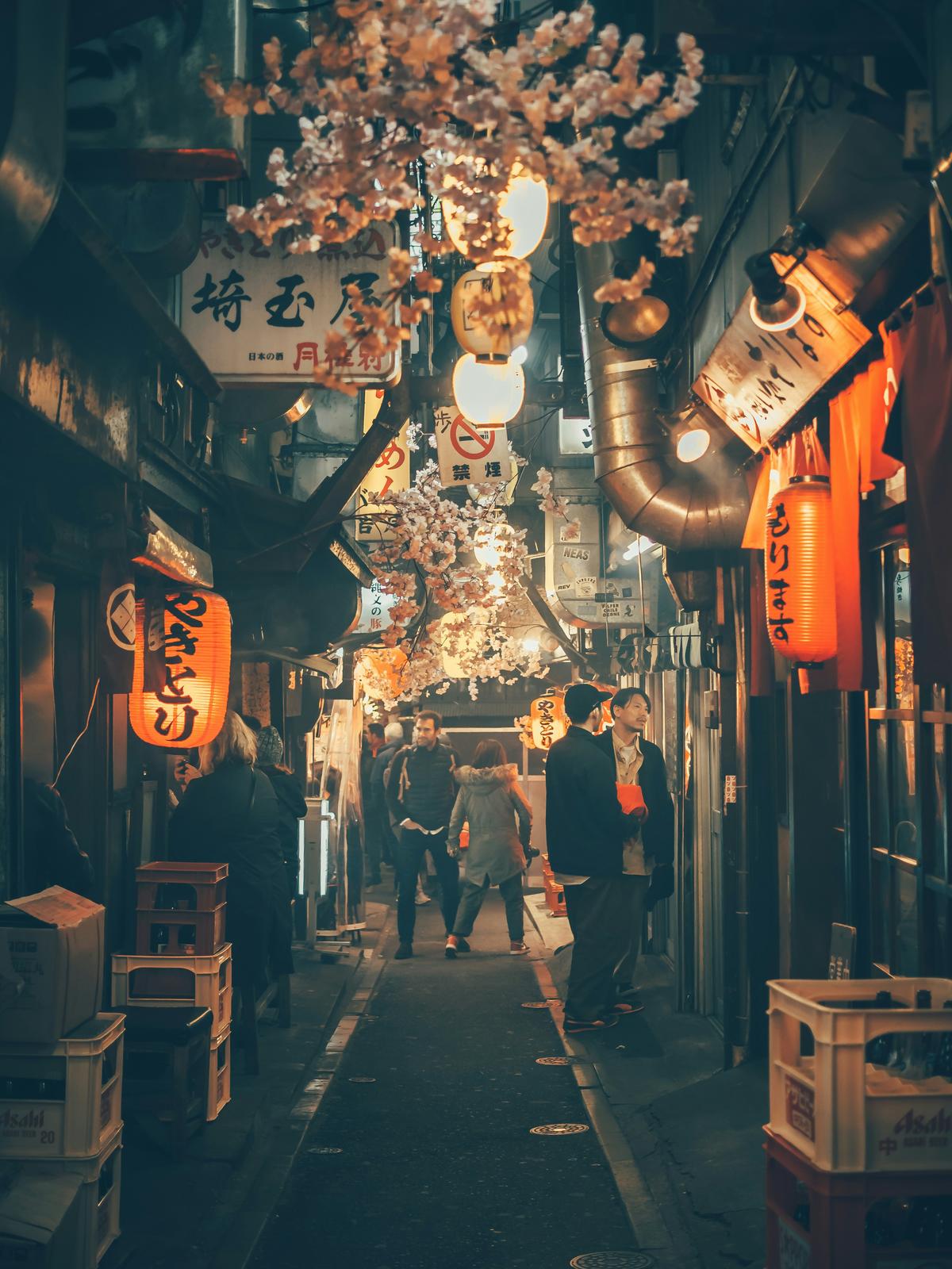 Eine Gasse in Tokyo im Foto von Yoav Aziz auf Unsplash