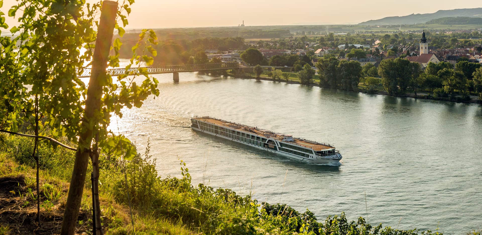 AMADEUS Silver Outside View of Amadeus Silver_Lueftner Cruises_Amadeus_Internal Ein Schiff von Amadeus im Sonnenuntergang