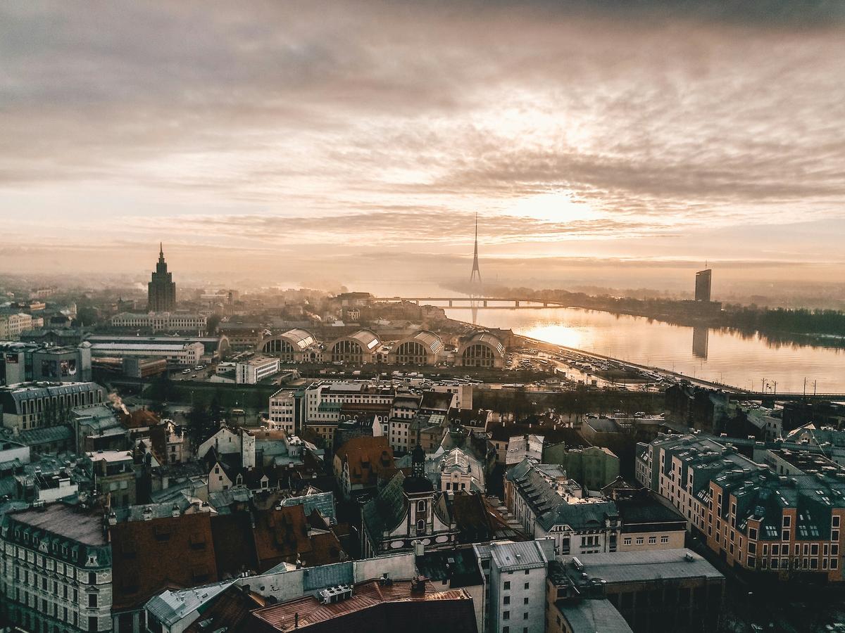 Blick auf Riga am Abend | Bild © Gilly auf Unsplash
