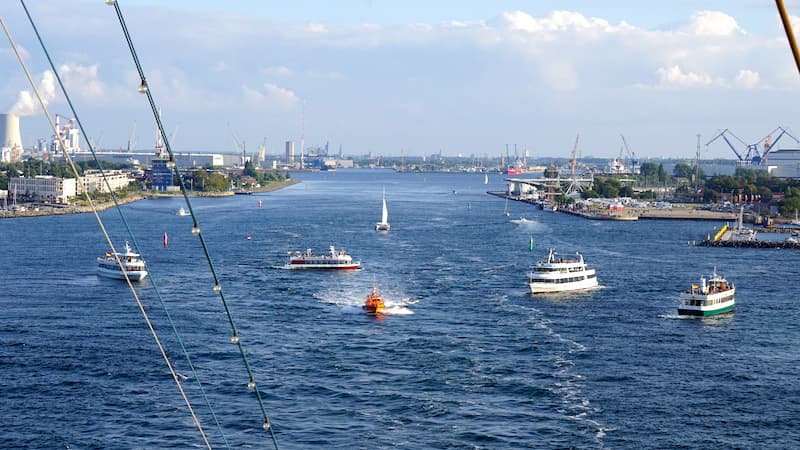 DSC06800 Viele Schiffe beim Auslaufen aus Warnemünde