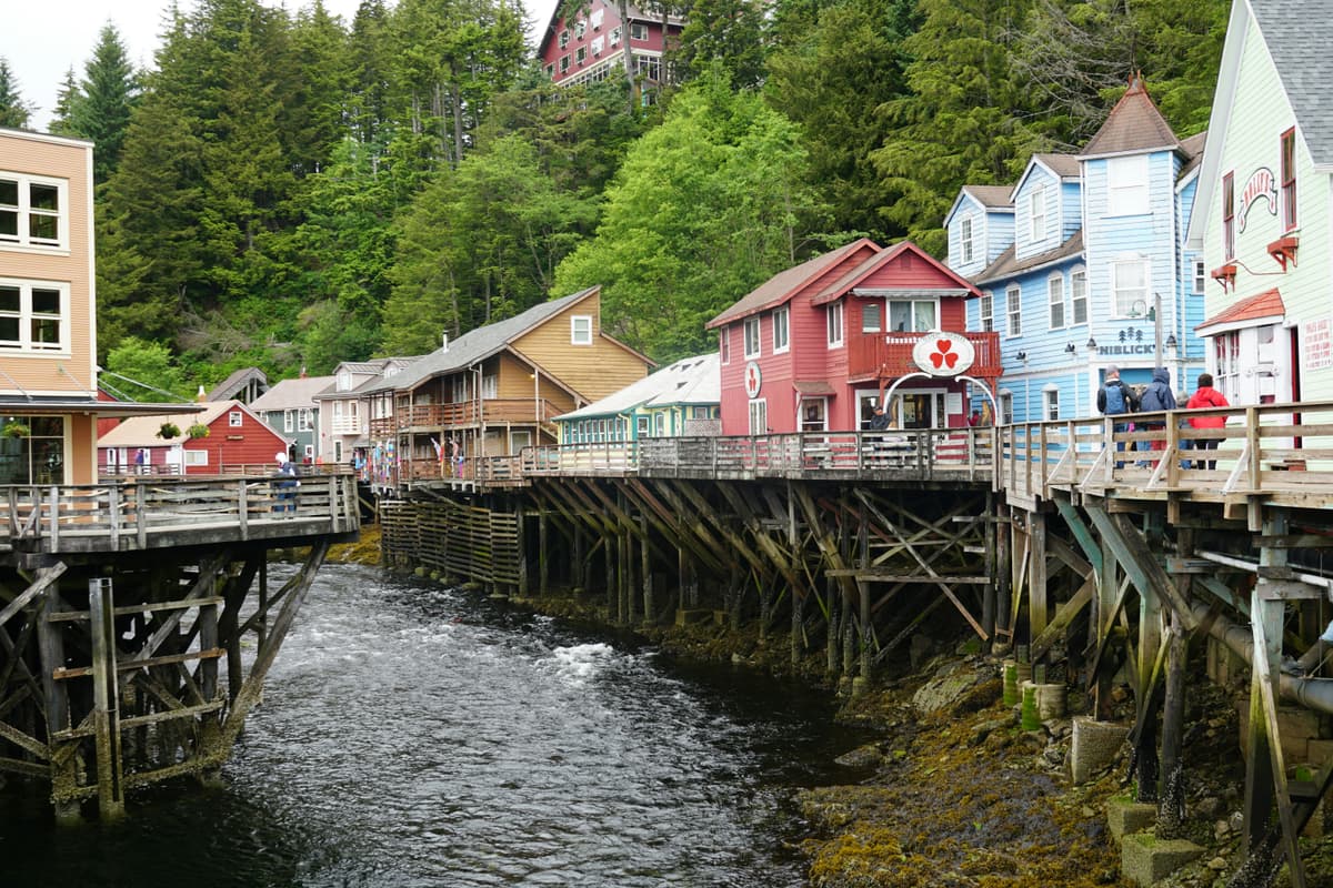 Die berühmten Holzhäuser von Ketchikan im Foto von Sheila C auf Unsplash