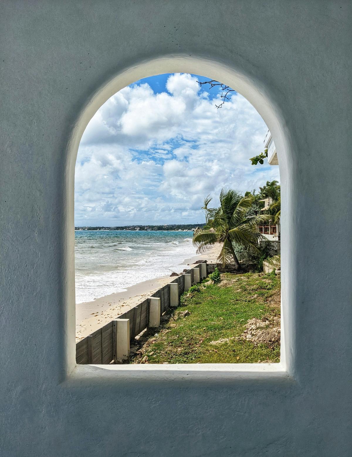 Ein Fenster auf Barbados mit Blick auf den Strand
