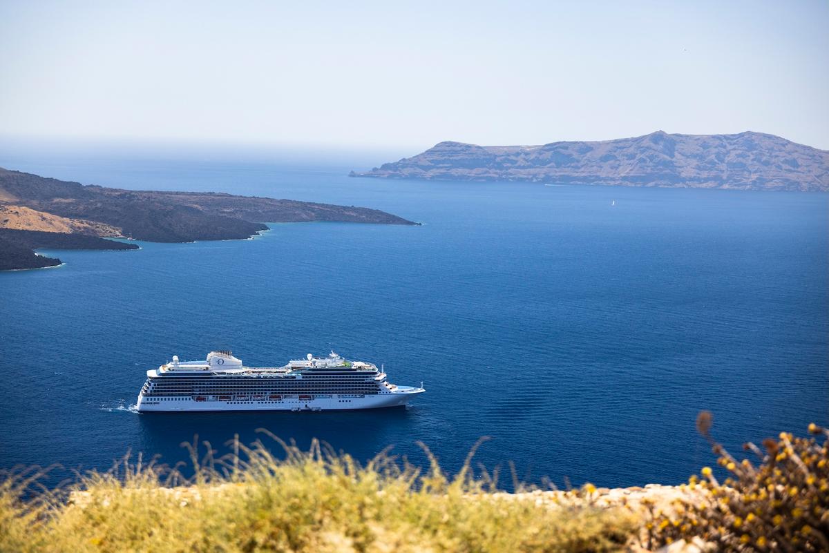 Ein Schiff von Oceania Cruises in Griechenland