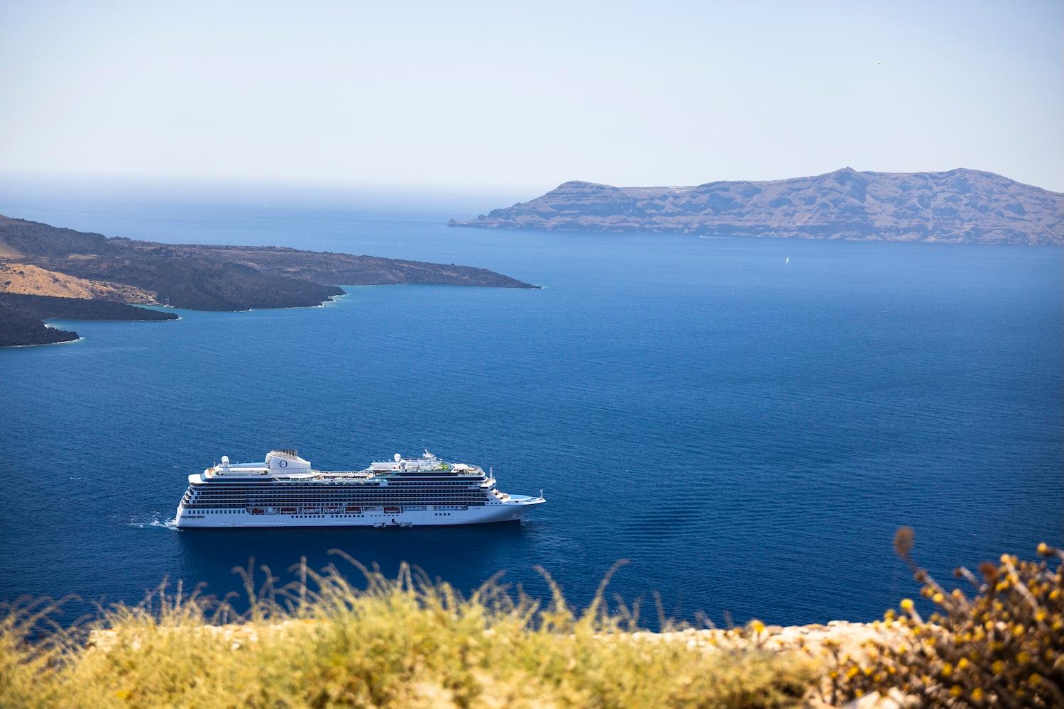 Ein Schiff von Oceania Cruises in Griechenland