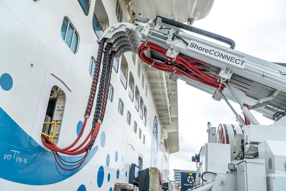 AIDAnova mit Landstrom in Kiel